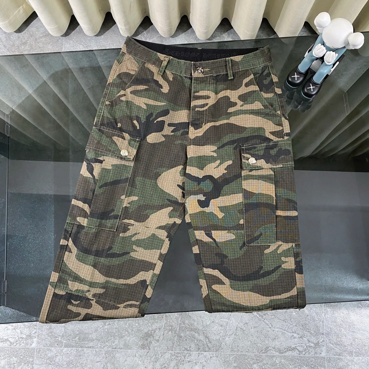 P280 CH Chromehearts camouflage work jeans, priced at 34W level, patchwork cross pattern embellishment, washed jeans! ! An absolutely high-end luxury product, a 1.9W-level god-level single product, a super popular product, made by top heavy industry, a magic weapon that cannot be missed! [About Zangyin] This is an extremely luxurious fashion brand that can also be called the aristocracy of the high street. It has always been an exclusive brand for some hipsters or rich second generations. Compared with ordinary high streets, it is more luxurious and noble. Compared with luxury brands, it is more fashionable and individual. It has always been a brand that I have a special liking for. [Top heavy industry fashion design] Consistently high-street luxury style. Speaking of this style, the Zangyin family and GU family are definitely the leading representative brands. Especially the Zangyin family has really achieved a state-of-the-art effect in creating high-street style. The unique washed material is used to create this style. The color system is already quite eye-catching. After it is decorated with patchwork cross flowers, it cleverly highlights the charm of the brand. Secondly, this style uses classic The high-waist cutting design highlights the long legs and fashionable temperament of the upper body. The brand is highly recognizable and the slim fit configuration is more suitable for daily wear. It is a product that interprets personality, fashion, and specifications at a glance. This single product is enough to make any fan excited. It can be a white T-shirt for a youthful college style, or a tight suspender for a royal style. It has strong matching ability and can be easily controlled by men.  [Materials and craftsmanship] Needless to say, this point goes without saying. As an excellent craftsman brand, Zangyin’s requirements for details and craftsmanship are really perfect. The washed color of this model has gone through so many processes, not to mention the embellishment of denim appliques. It is also purely hand-made and sewn. Just like what they believe in, only hand-made things have soul and have the meaning of wear. A top-notch heavy-duty fashionable denim item, I look forward to your perfect interpretation! !  Color: Camouflage Size: 28-36